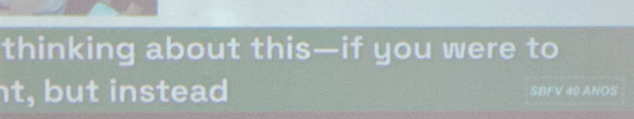 Recorte ampliado da legenda em inglês: “thinking about this — if you were to… but instead”.